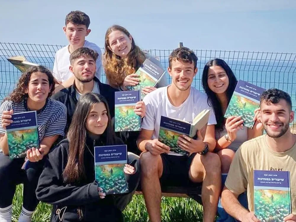 Students holding Rabbi Sacks books